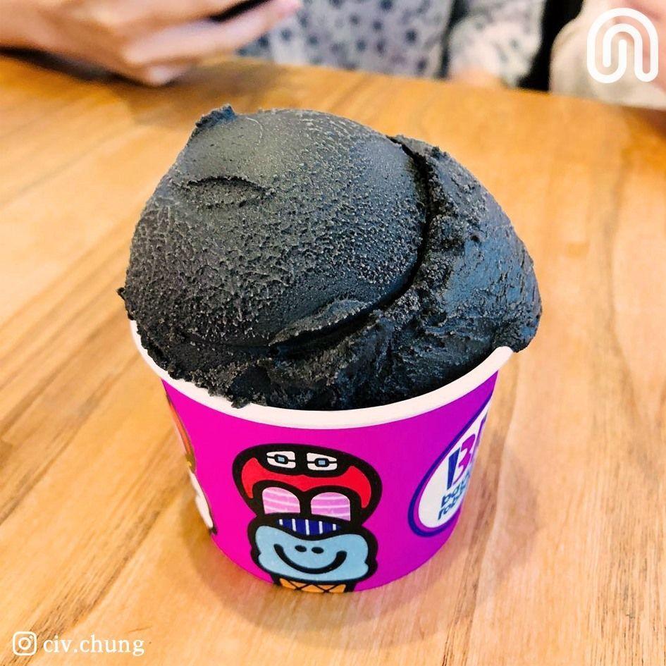 BR31奇異黑色冰淇淋，韓國新口味冰品，吸引視覺的形狀和顏色似乎不同尋常。